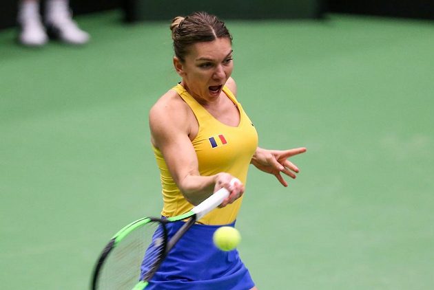 Rumunská tenistka Simona Halepová během zápasu Fed Cupu proti Karolíně Plíškové.