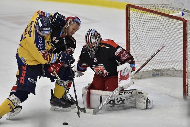Bedřich Köhler ze Zlína Mislav Rosandič z Hradce Králové a brankář Hradce Králové Marek Mazanec v akci.
