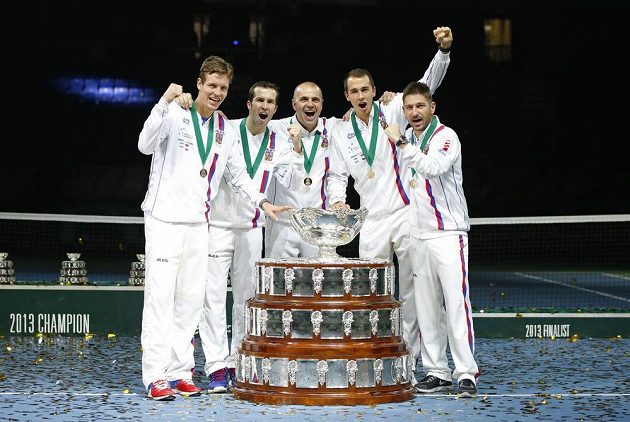 Česká tenisová parta po roce znovu s cennou trofejí (zleva) Tomáš Berdych, Radek Štěpánek, kapitán Vladimír Šafařík, Lukáš Rosol a Jan Hájek.