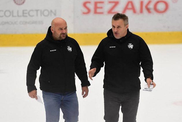 Zleva asistent trenéra Zlína Luboš Jenáček a prozatímní trenér Zlína Martin Hamrlík.