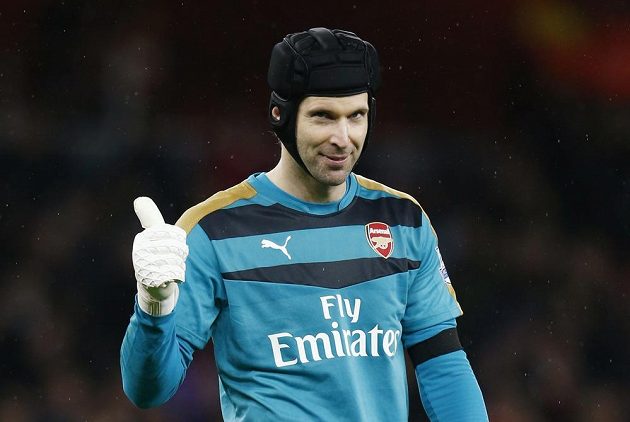 Spokojený brankář Petr Čech. V Premier League vychytal 171. nulu, jeho Arsenal se navíc osamostatnil v čele tabulky.