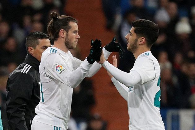 Hvězdy Realu Madrid. Gareth Bale nastupuje, z trávníku jde Marco Asensio. Real Madrid si v ligovém utkání poradil se San Sebastianem 5:2.