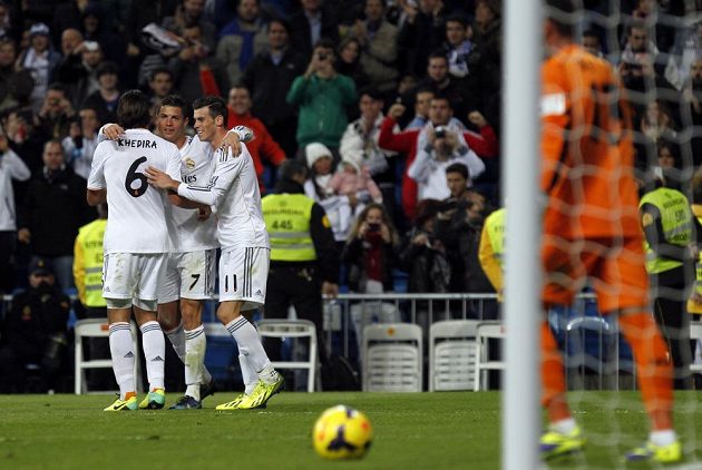 Celkem semkrát se hráči Realu Madrid radovali z gólu v utkání proti Seville, jako v tomto případě (zleva) Sami Khedira, Cristiano Ronaldo a Gareth Bale.