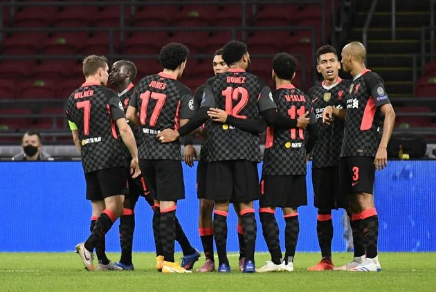 Hráči Liverpoolu se radují poté, co si vlastní gól Ajaxu dal Nicolás Tagliafico.