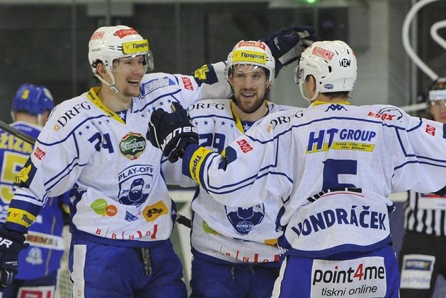 Útočníci Komety (zleva) Vilém Burian, Jakub Koreis a Tomáš Vondráček se radují z gólu.