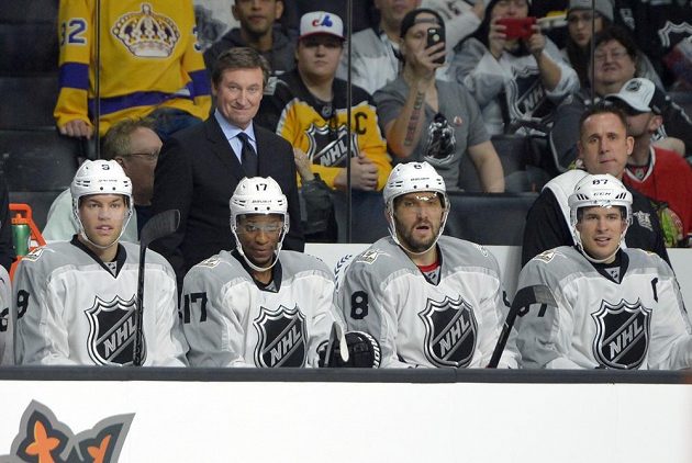 Legendární Wayne Gretzky v roli kouče týmu Metropolitní divize v Utkání hvězd.