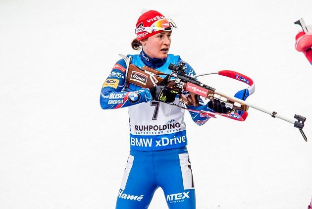 Veronika Vítková se připravuje ke střelbě v závodu s hromadným startem.