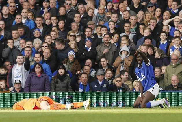 Hugo Lloris z Tottenhamu leží na trávníku po střetu s útočníkem Evertonu Lukakem v Goodison Parku.