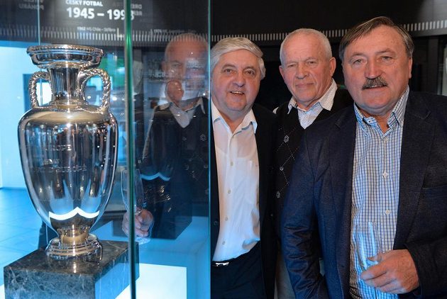 Zleva bývalí fotbalisté Karol Dobiaš, Ivo Viktor a Antonín Panenka v Síni slávy FAČR v Praze pózují u trofeje pro vítěze ME v Bělehradu v roce 1976.