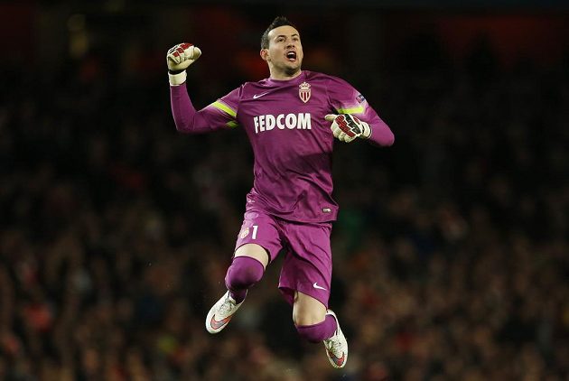 Monacký gólman Danijel Subašič se raduje z vedení proti Arsenalu v úvodním osmifinále Ligy mistrů.