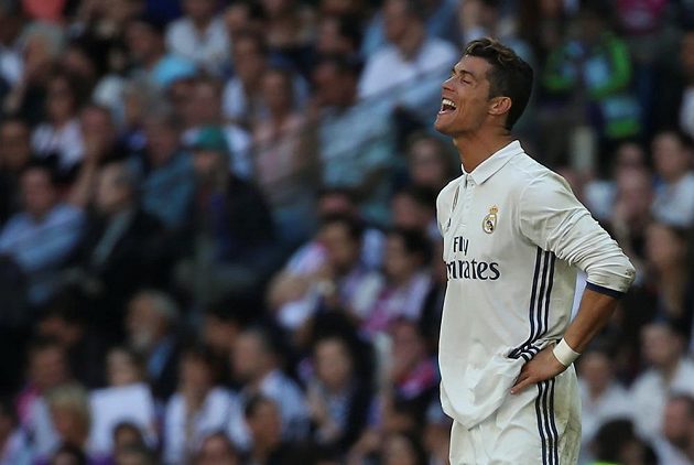 To snad ne! Ironický úsměv na tváři hvězdy Realu Madrid Cristiana Ronalda dává tušit, že nevěřil, že se Atlétiku povede v derby vyrovnat náskok Bílého baletu. Zápas o krále Madridu skončil 1:1.