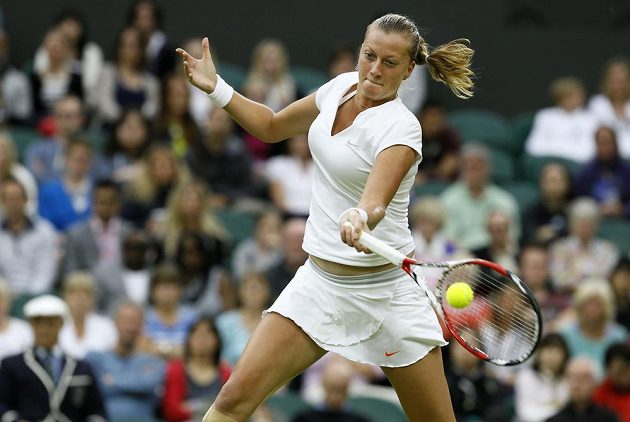 Česká jednička Petra Kvitová během čtvrtfinálového souboje Wimbledonu s dvacátou nasazenou Belgičankou Kirsten Flipkensovou.