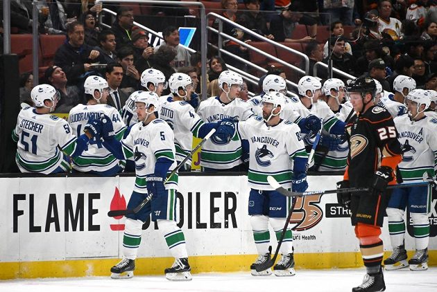 Hokejisté Vancouveru Canucks sice v tuhle chvíli slaví a český útočník Anaheimu Ondřej Kaše tomu musel přihlížet, nakonec ale zápas NHL vyhrál tým Ducks.