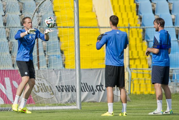 Liberecký gólman Lukáš Hroššo (vlevo) během středečního tréninku v Košicích. Vpravo přihlíží trenér brankář Zbyněk Hauzr.
