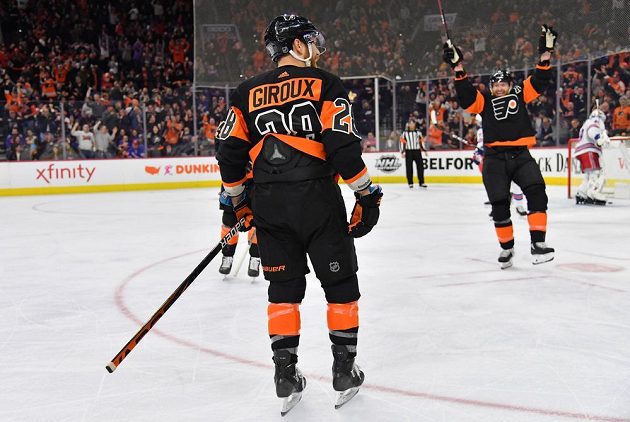 Giroux (vlevo) se postaral o 2 góly Flyers, na oba mu přihrával český forward Jakub Voráček.