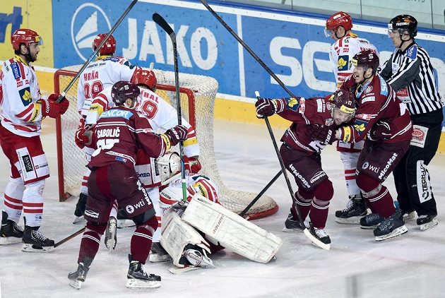Jaroslav Hlinka (17) ze Sparty oslavuje vítězný gól ve čtvrtém semifinále s Třincem.