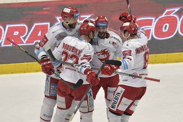 Hokejisté Třince se radují z třetího gólu v plzeňské síti, který vstřelil Vladimír Dravecký (druhý zleva).