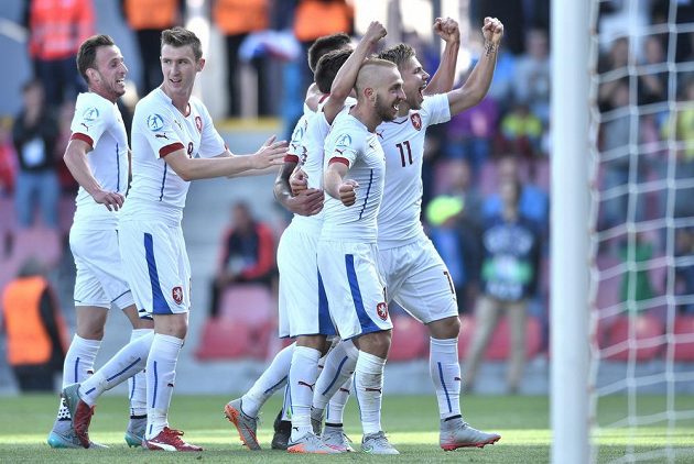 Matěj Hybš, Jaromír Zmrhal, Jiří Skalák a Martin Frýdek oslavují čtvrtý gól proti Srbům.