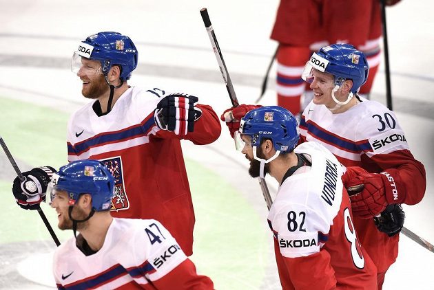 Jiří Novotný (12), Michal Vondrka (82), Jakub Krejčík (30) a Michal Jordán (47) oslavují vítězství nad Švýcarskem.