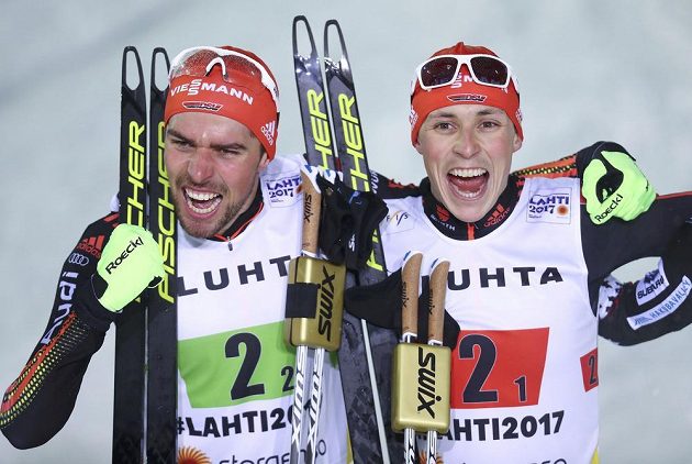 Němečtí sdruženáři Johannes Rydzek (vlevo) a Eric Frenzel slví titul ve sprintu dvojic.