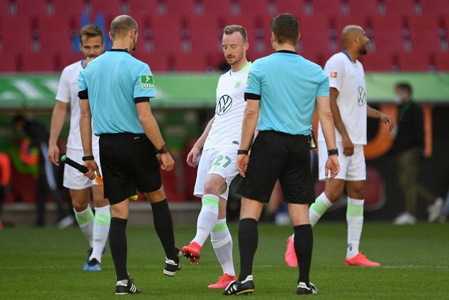 Úvodní pozdrav s rozhodčími. Maximilian Arnold z Wolfsburgu si ťuknul špičkou nohy s aistentem rozhodčího Dominikem Schaalem.
