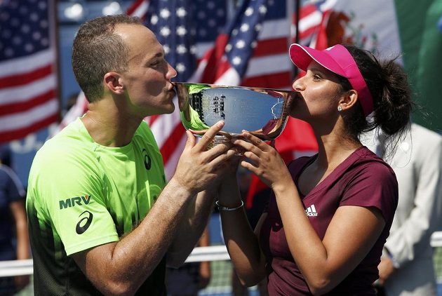 Brazilec Bruno Soares a Indka Sania Mirzaová se radují ze zisku na grandslamovém US Open v mixu.