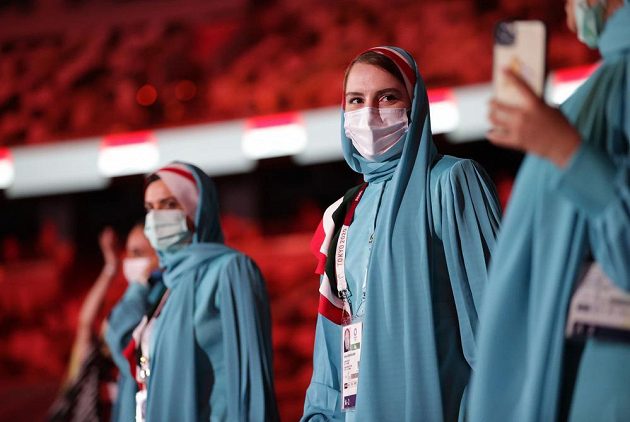 Reprezentantky Íránu nastupují na Olympijský stadion během zahajovacího ceremoniálu LOH 2021 v Tokiu.