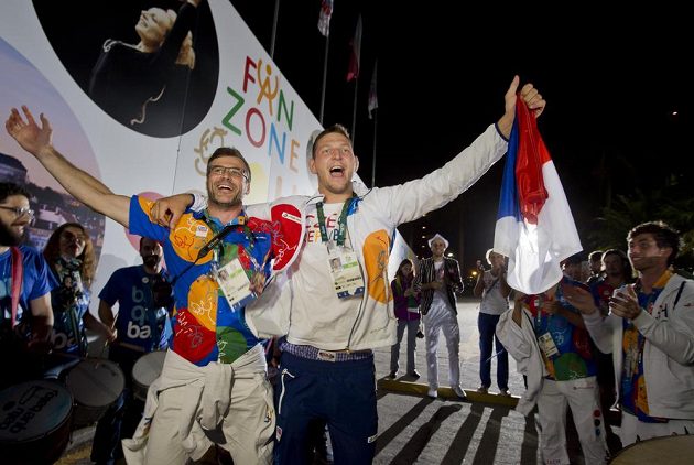 Vítěz zlaté olympijské medaile judista Lukáš Krpálek přichází spolu se svým trenérem Petrem Lacinou do Českého domu.