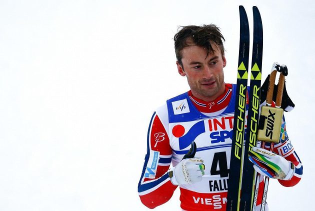 Petter Northug v cíli. Nor ve finiši závodu na 50 km při MS ve Falunu udolal Lukáše Bauera a získal zlato.