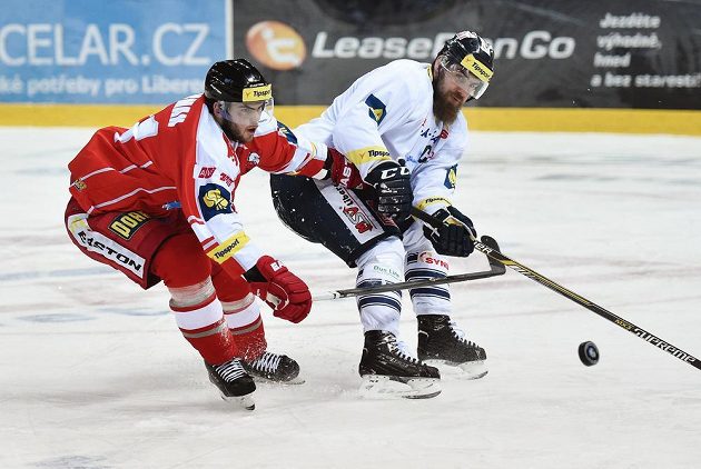 Liberecký obránce Jan Výtisk (vpravo) a olomoucký útočník Jakub Herman v utkání 45. kola hokejové Tipsport extraligy.