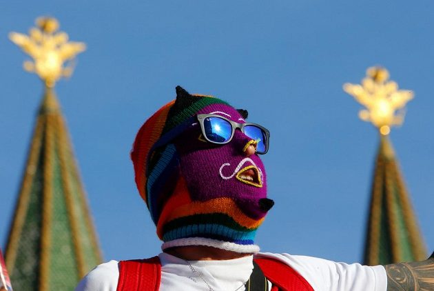 Možná jste si při zápase Peru všimli těchto kukel, které při letmém pohledu z dálky mohou připomínat vybavení feministické punk-rockové skupiny Pussy Riot. Vězte, že se jedná o speciální peruánské masky z alpakové vlny.