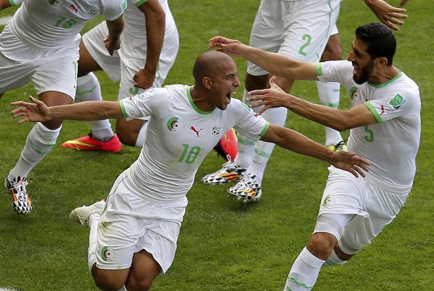 Záložník Alžírska Sufján Fighúlí oslavuje svou trefu z pokutového kopu v zápase proti Belgii.