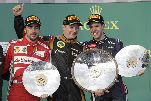 "Parta z bedny" - stříbrný Alonso z Ferari, vítěz Räikkönen ze stáje Lotus a netradičně bronzový úřadující světový šampión Vettel z Red Bullu.