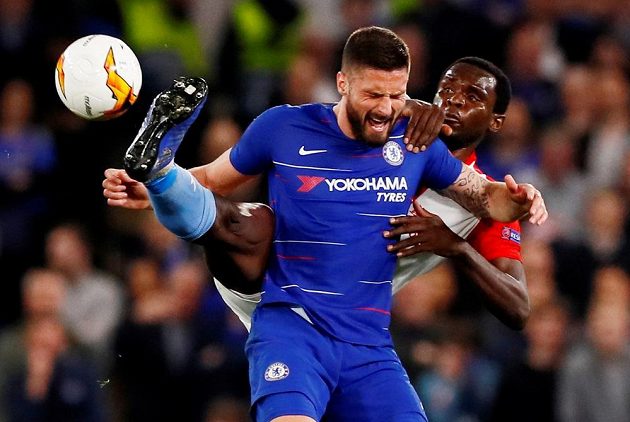 Fotbalista Chelsea Olivier Giroud v tvrdém souboji během utkání Evropské ligy se Slavií. Soupeře atakuje Michael Ngadeu.