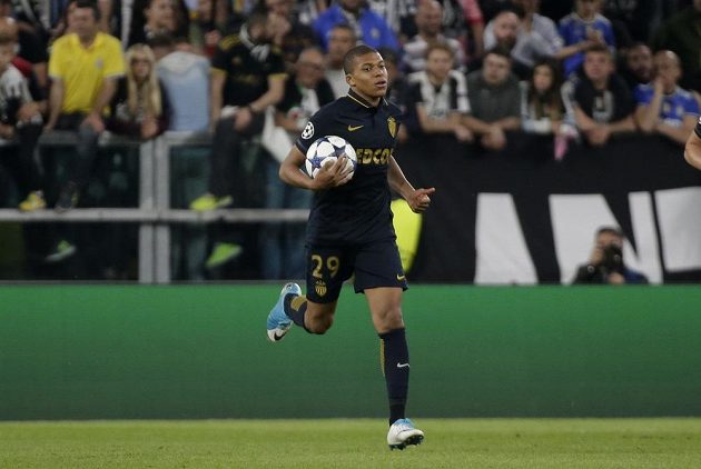 Kylian Mbappé z Monaka poté, co skóroval, vzal míč a utíkal s ním k půlící čáře, aby nezdržoval.