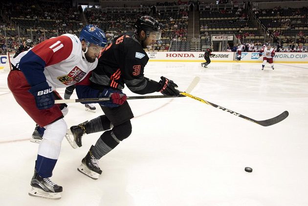 Český útočník Martin Hanzal (11) a Seth Jones (3) z Výběru Severní Ameriky v přípravě na SP.
