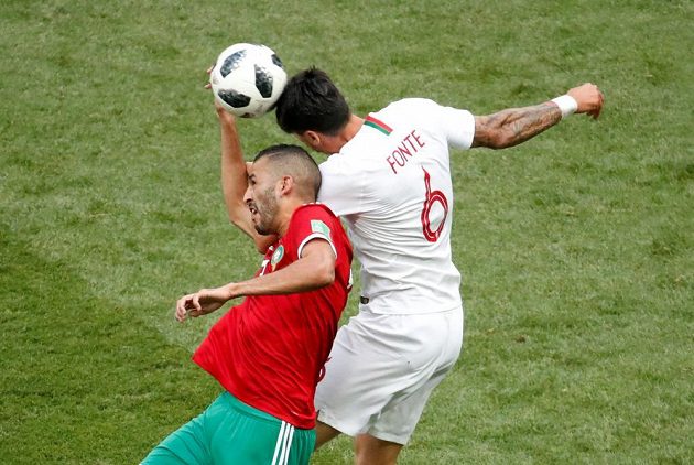 Marocký fotbalista Chalid Butaíb v souboji s Portugalcem José Fontem v utkání MS.