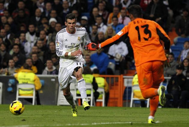 Gareth Bale z Realu byl v soubojích s brankářem Sevilly Betem dvakrát úspěšný.
