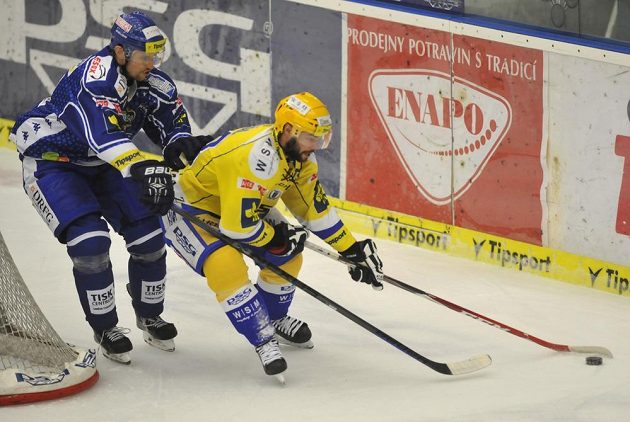 Tomáš Malec (vlevo) z Brna a Zdeněk Okál ze Zlína při čtvrtém čtvrtfinále play off extraligy.