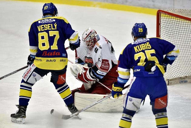 Zleva Ondřej Veselý ze Zlína, brankář Patrik Rybár z Hradce Králové a Pavel Kubiš ze Zlína.