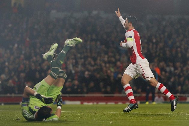 Fotbalista Mikel Arteta (vpravo) z Arsenalu překonal z pokutového kopu brankáře Anderlechtu Silvia Prota ve čtvrtém kole Ligy mistrů.