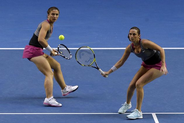 Italské tenistky Sara Erraniová (vlevo) a Roberta Vinciová vyhrály na Australian Open čtyřhru.