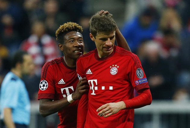 David Alaba utěšuje svého spoluhráče Thomase Müllera, který nedal pokutový kop.