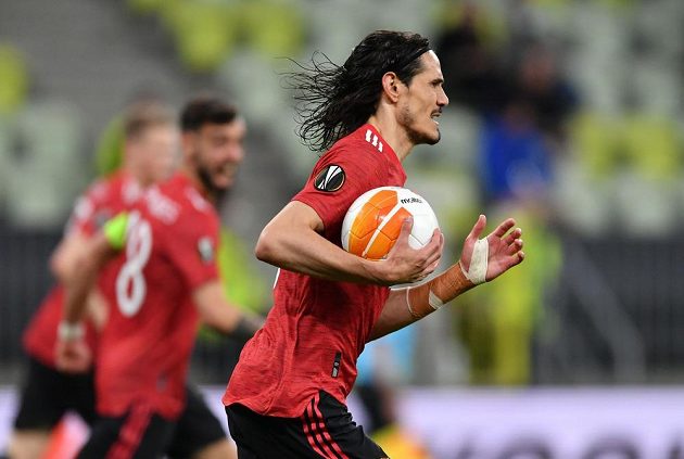 Hvězdný kanonýr Manchesteru United Edinson Cavani spěchá s míčem na polovinu hřiště poté, co vstřelil gól ve finále Evropské ligy proti Villarrealu.