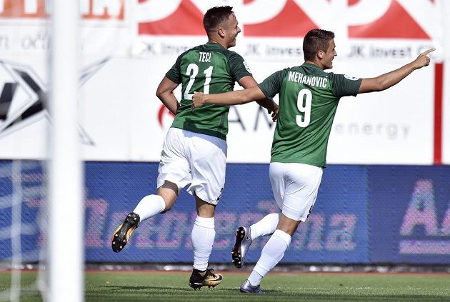 Jablonecká radost. Fotbalisté Stanislav Tecl a Mirzad Mehanovič se radují z gólu ve zlínské síti v utkání 5. kola HET ligy.