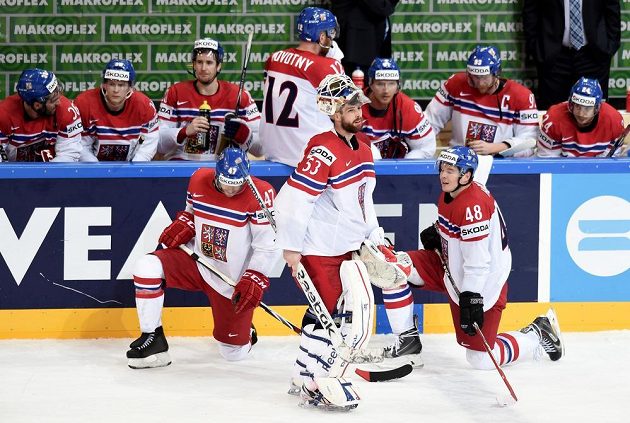 Hokejisté české reprezentace (zleva) Michal Jordán, Alexander Salák a Tomáš Hertl po utkání se Švédy na MS v Praze.