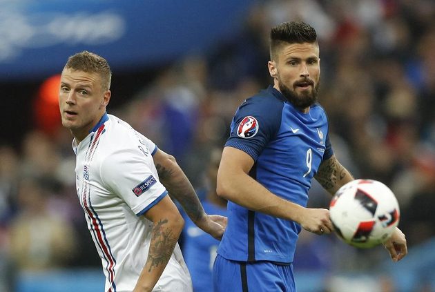 Francouzský útočník Olivier Giroud (vpravo) a islandský obránce Ragnar Sigurdsson ve čtvrtfinále ME.