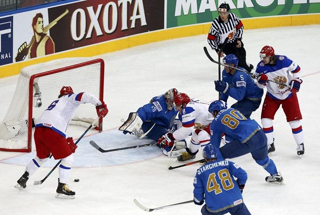Ruský útočník Sergej Plotinikov (vlevo) se hotoví ke vstřelení gólu v souboji s Kazachstánem.