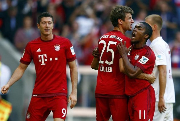 Robert Lewandowski, Thomas Müller a Douglas Costa (zcela vpravo) se radují z diskutabilní proměněné penalty proti Augsburgu.