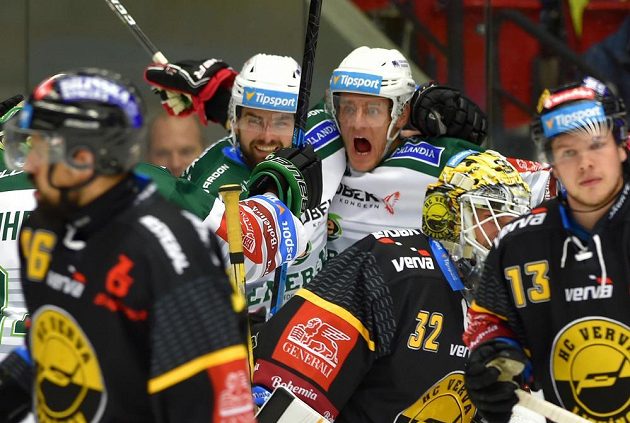 Hokejisté Karlových Varů Petr Koblasa (vlevo) a střelec branky Tomáš Vondráček se radují z gólu.